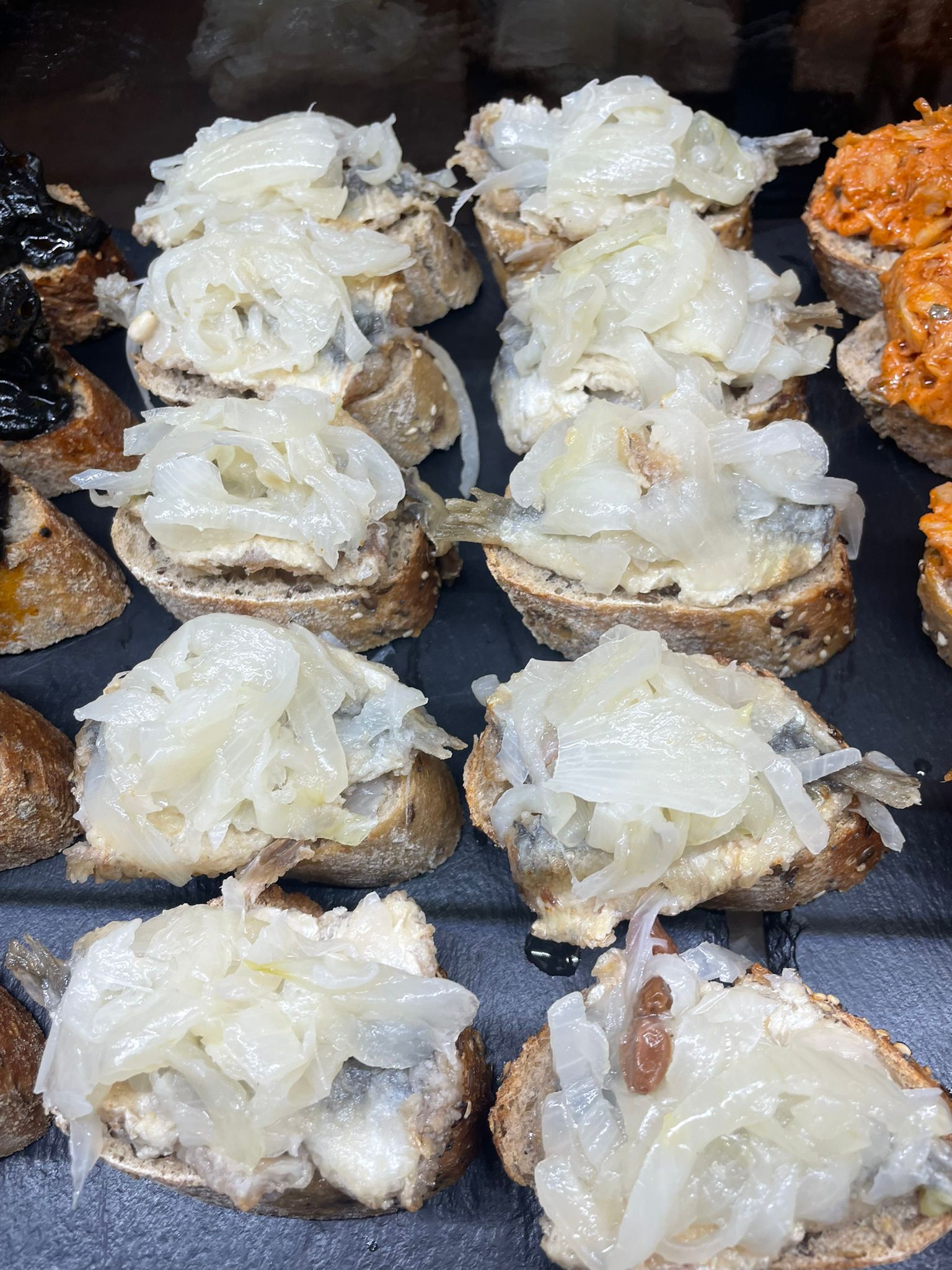 Sardine in saor con cipolle dolci, cicchetti tradizione veneziana