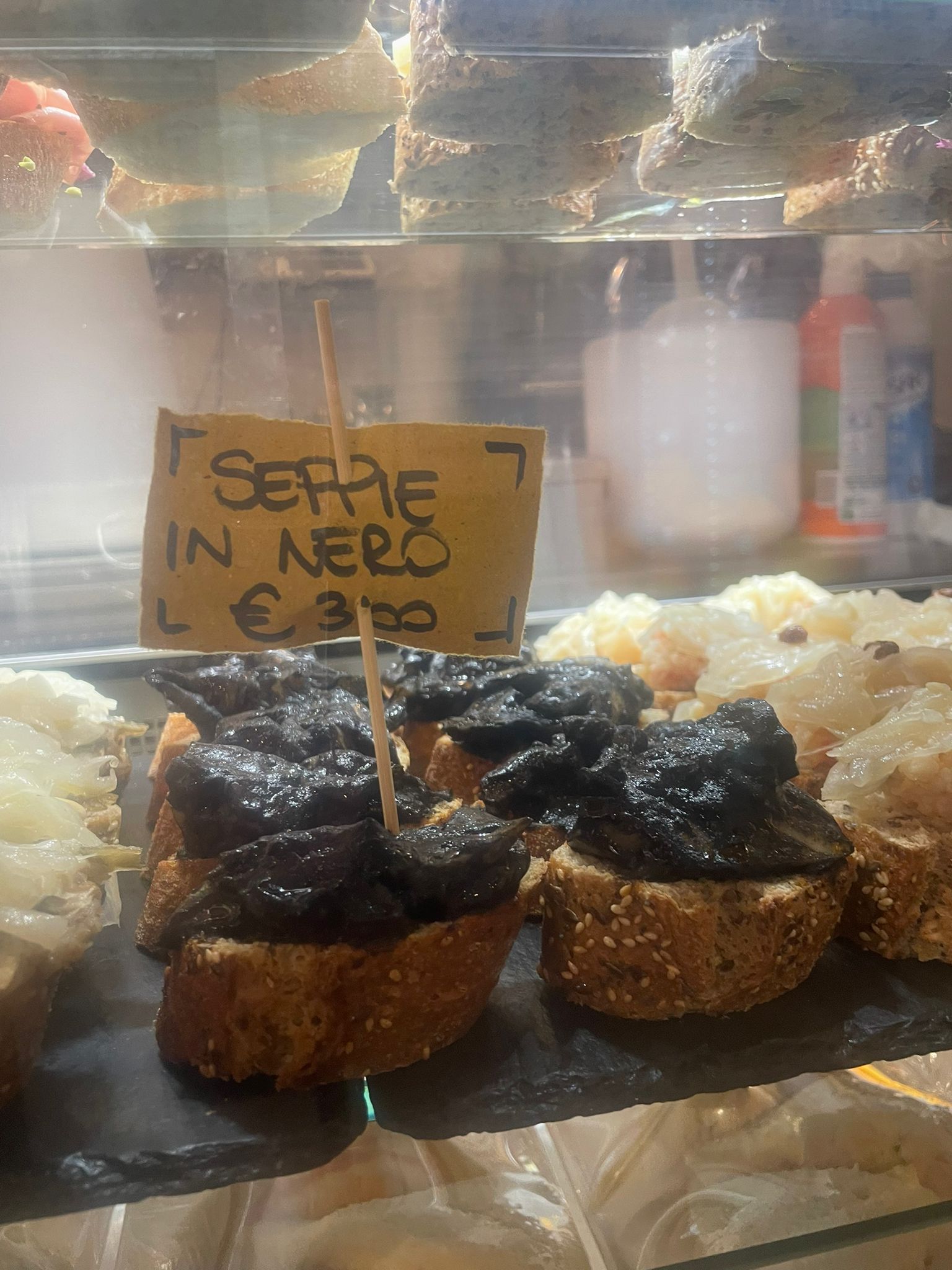 Seppie in nero su crostino, cicchetti tipici veneziani