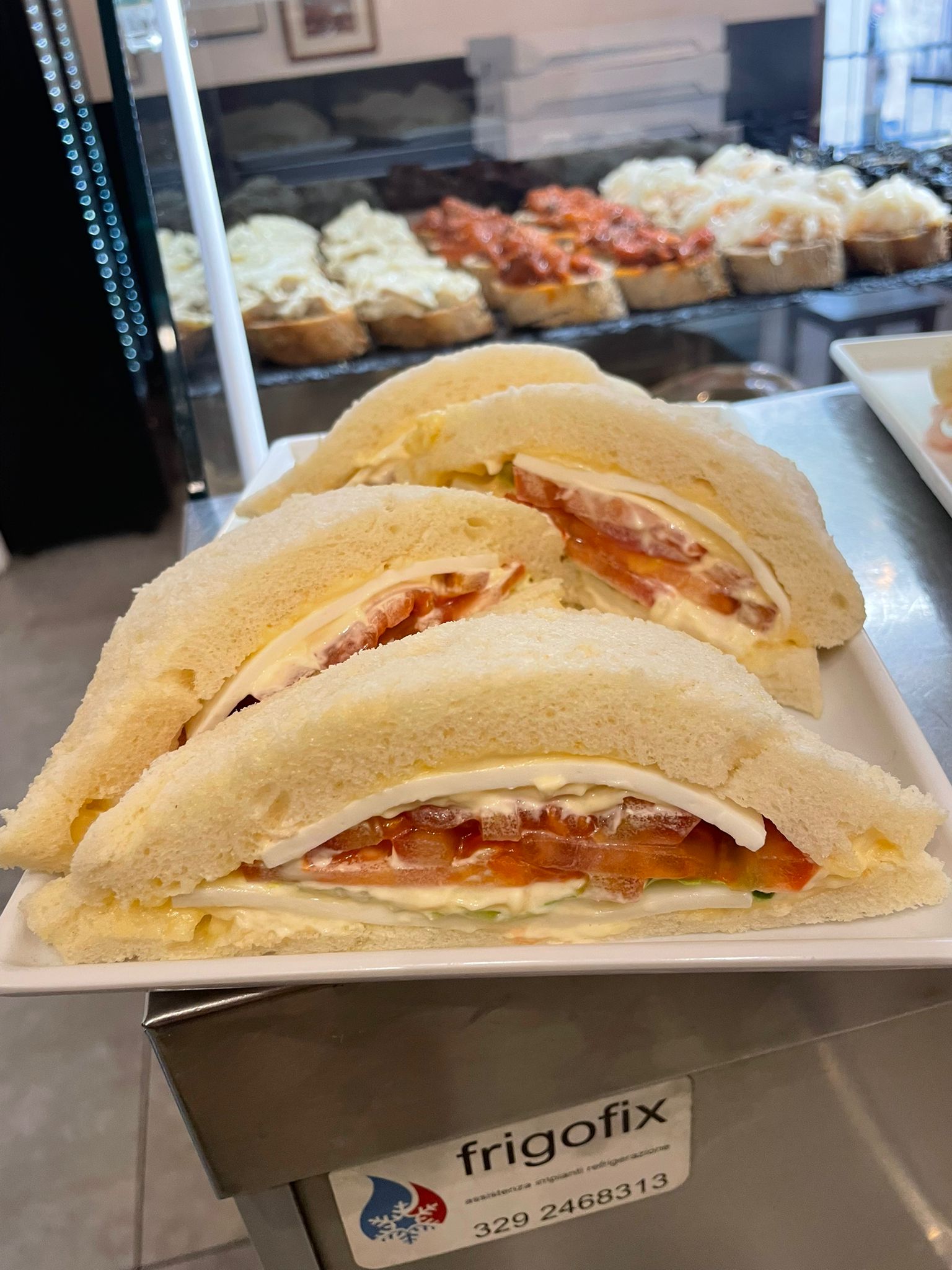 Tramezzini freschi in vetrina, bacaro Bar Ai Santi Venezia