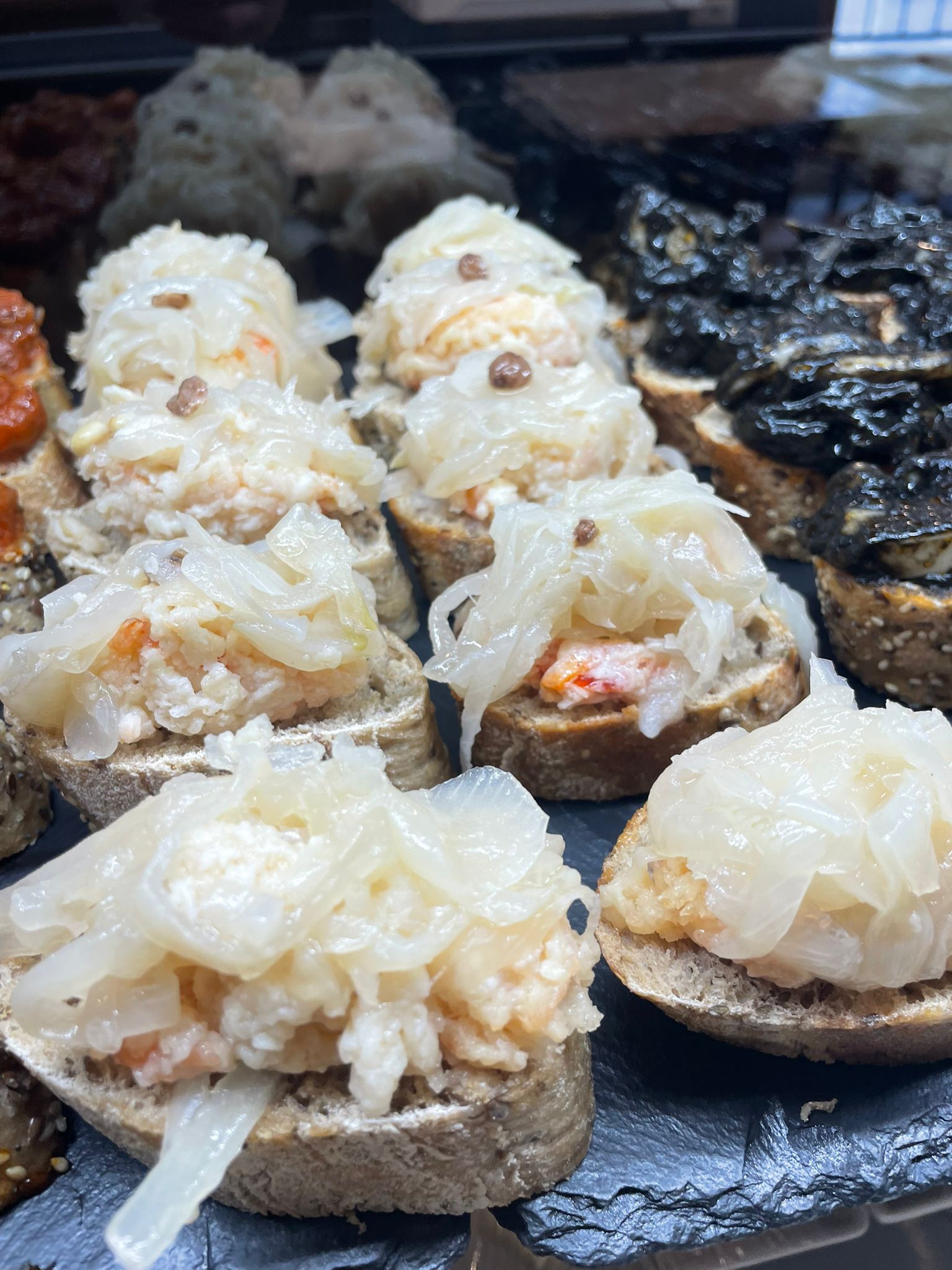 Selezione cicchetti con gamberi e cipolle marinate, bacaro Venezia
